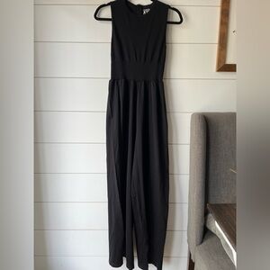 Women’s OQQ high neck wide leg romper Size M.  Ribbed top,  back zipper‎